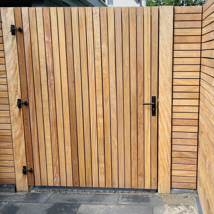 Ipe modern garden gate matching your fence of 5.0 cm wide slats